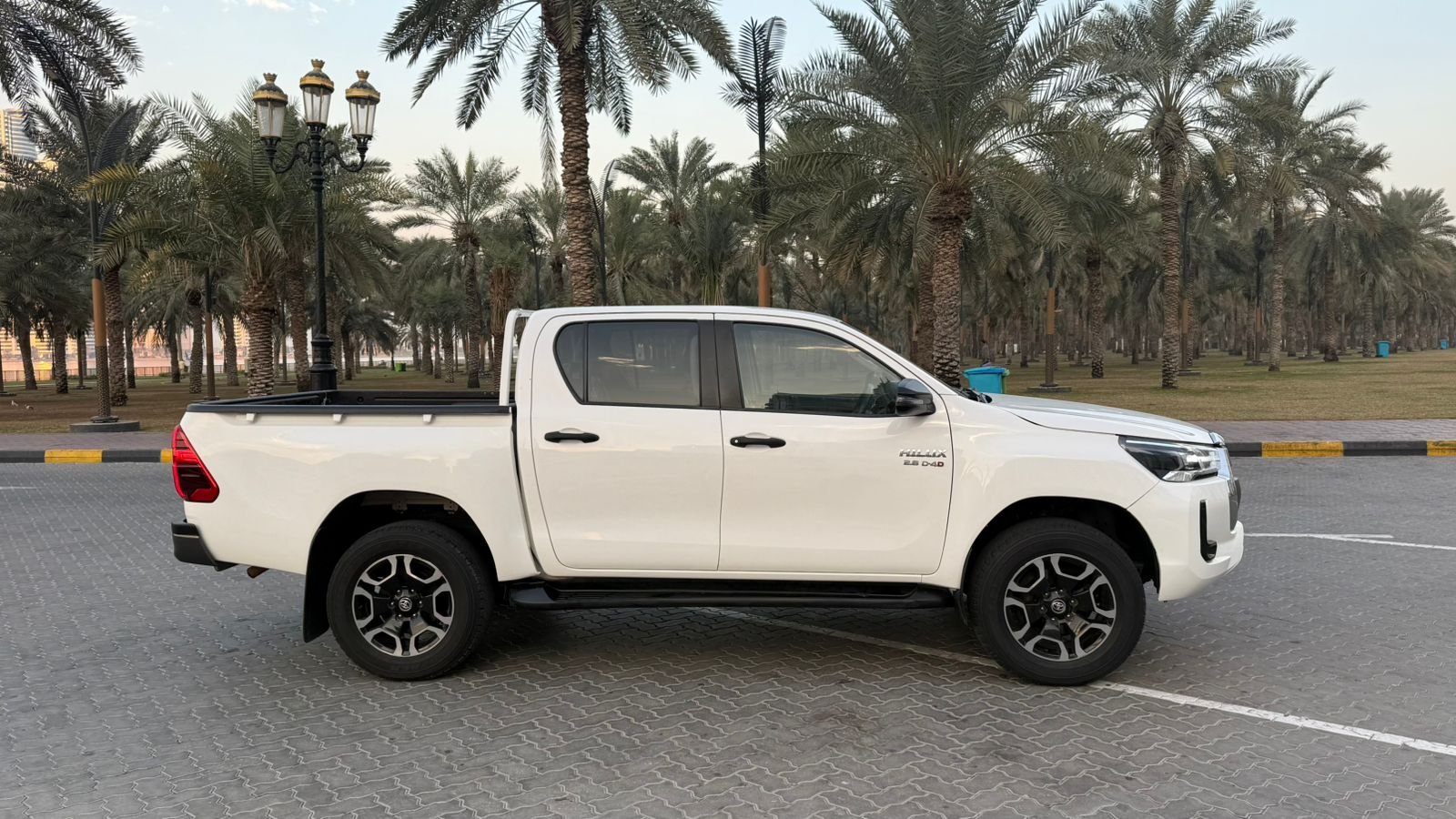 Toyota Hilux SR5 2018 White image